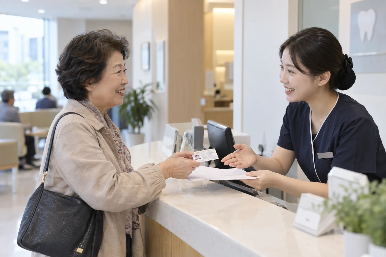 지르코니아 크라운 재료 비교 장면